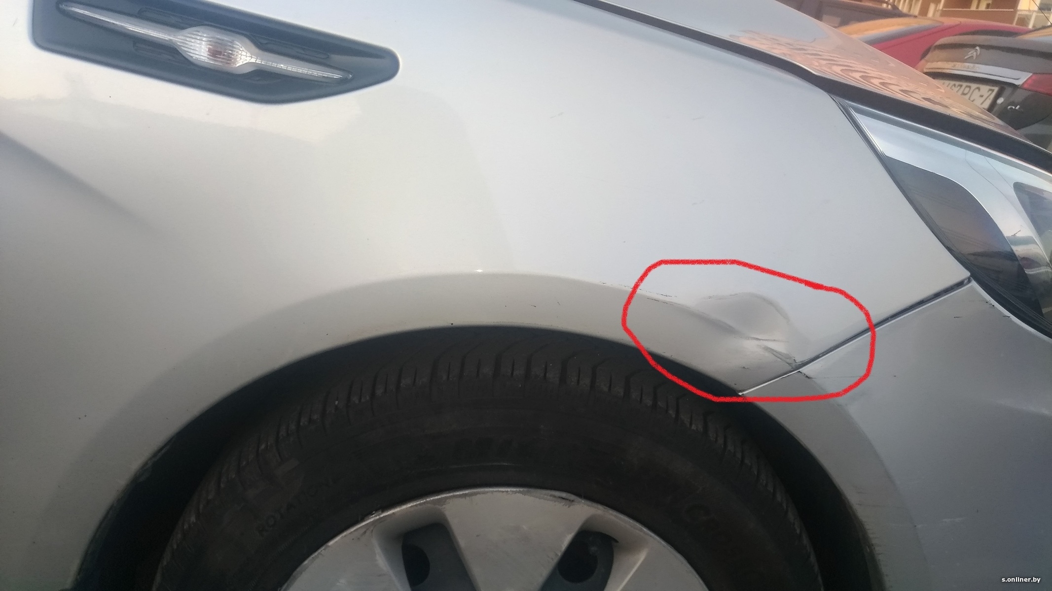 Царапины на крыле автомобиля. Вмятина заднего крыла. Вмятина на переднем крыле. Вмятина на крыле. Вмятина на крыле.