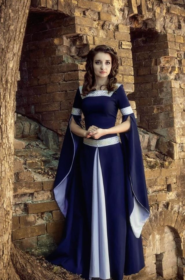 Женщина в средневековом платье