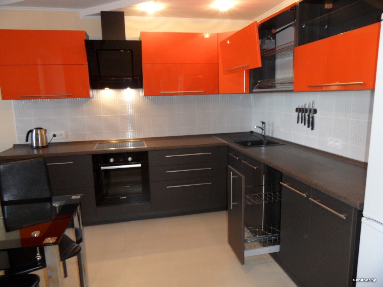 кухня оранжевая с черным фартуком