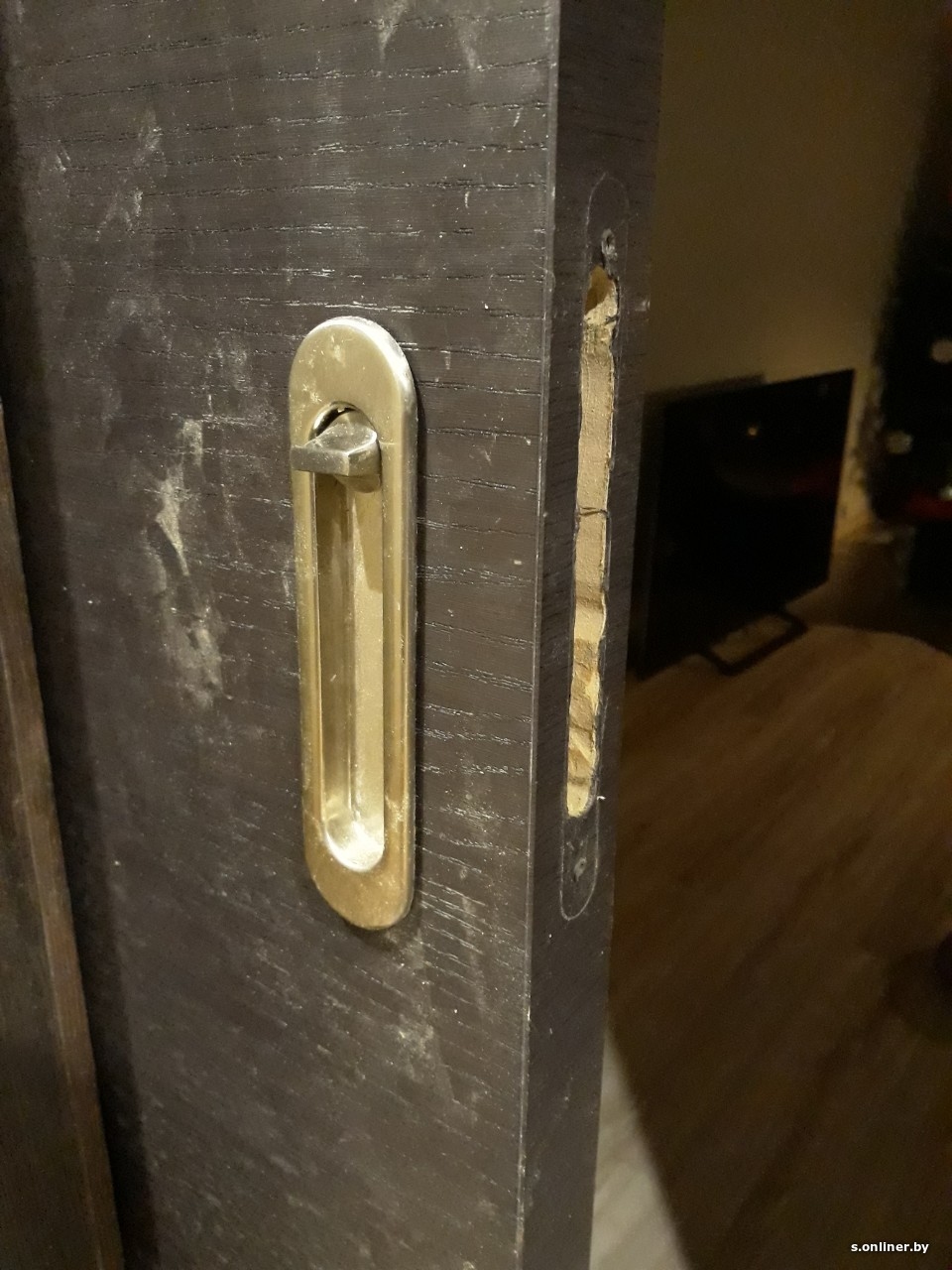 дверка шкафа не закрывается