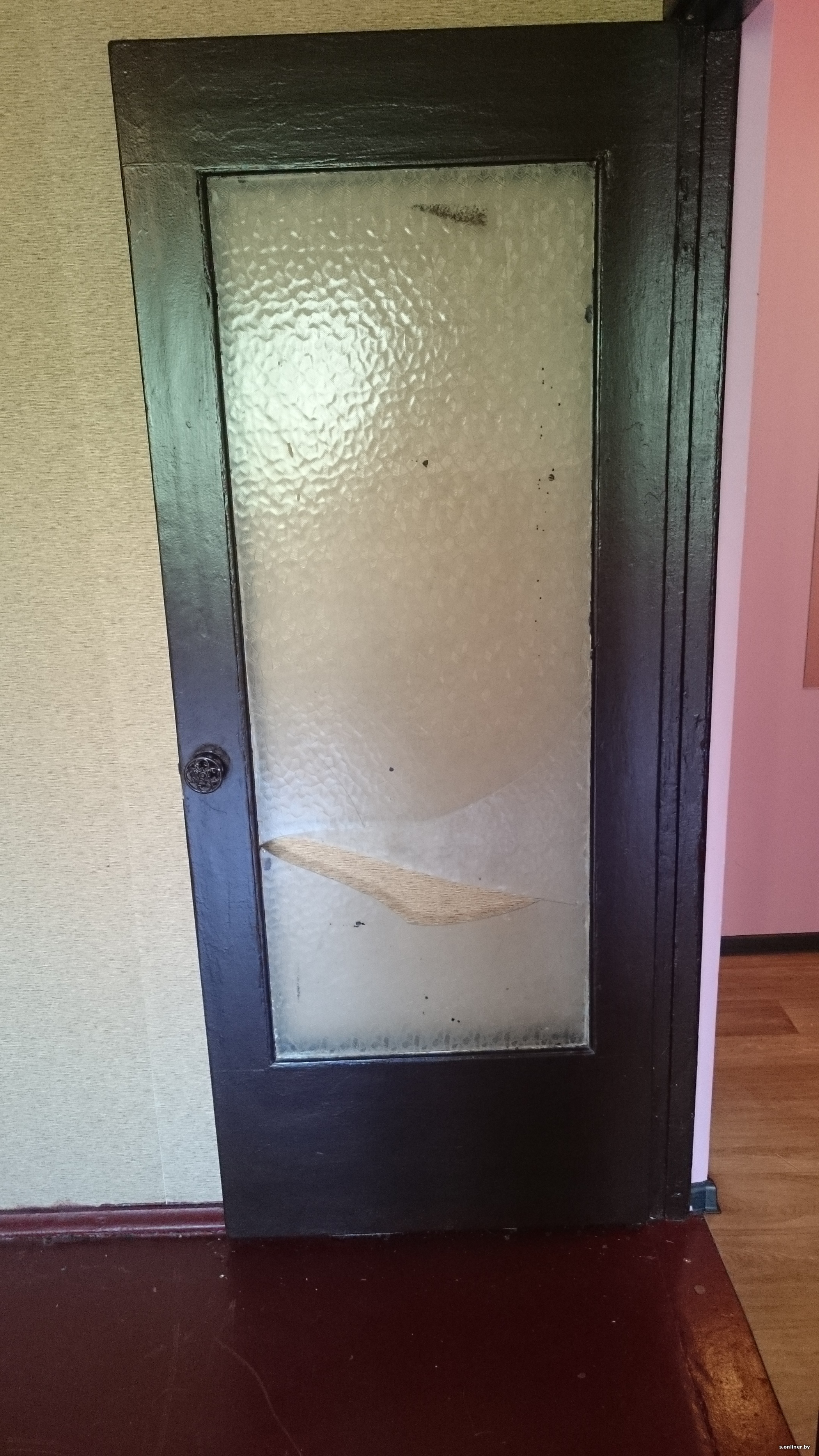 Разбили стекло на двери