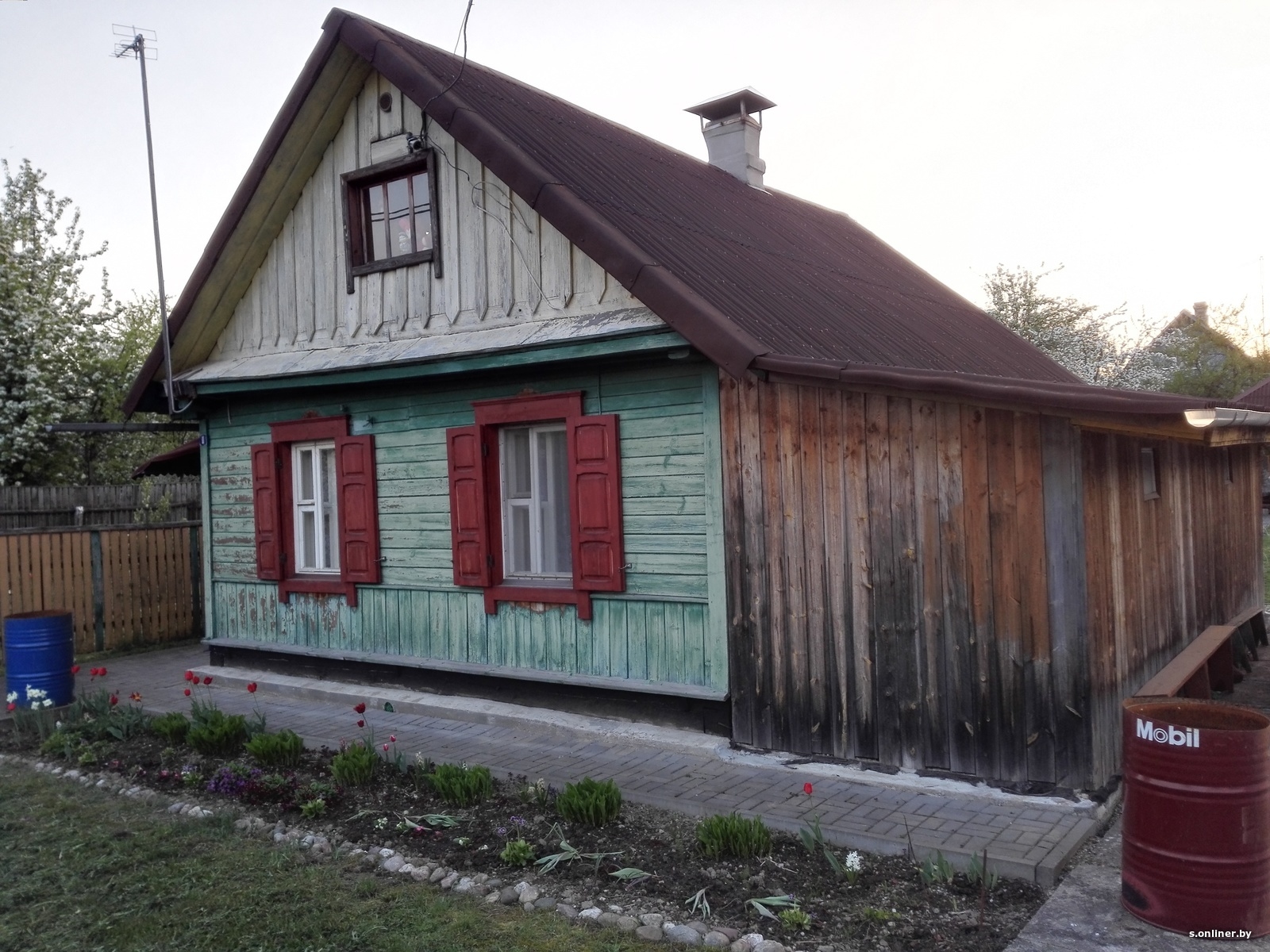 Покрасить старый деревянный домик