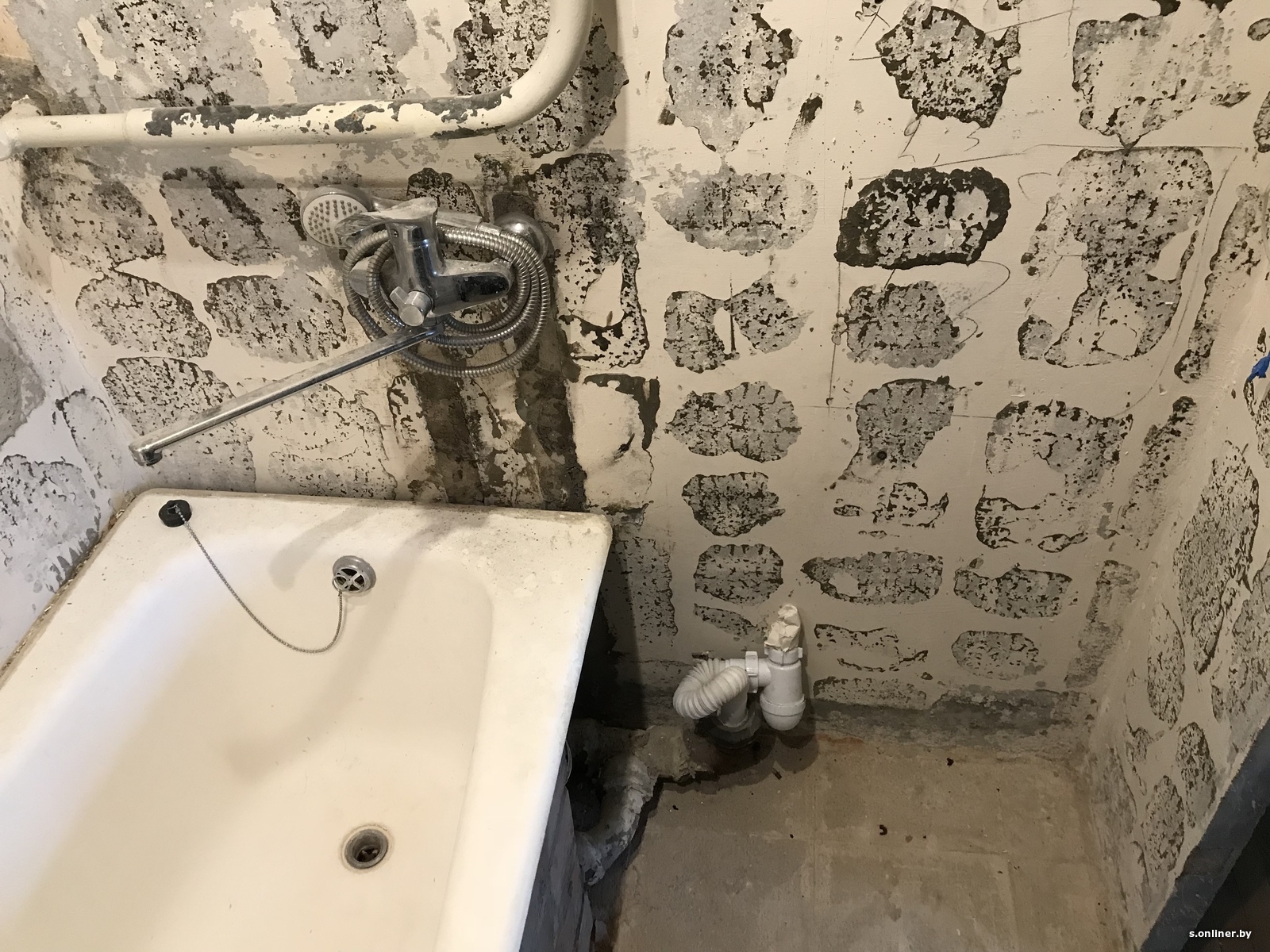 Ванна можно перенести. Перенос ванны. Перенос полотенцесушителя из под раковины в ванной. Змеевик под раковиной в старых ванных комнат. Перенос раковины в ванной на другую стену.