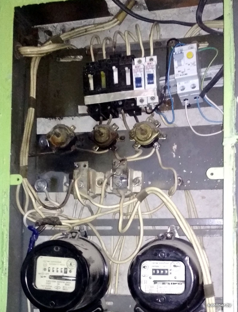 Выбило пробки в квартире. Выбило пробки в квартире как включить свет. Выбило пробки на счетчике iek. Счетчик однофазный выбило пробки. Выбило пробки в квартире.