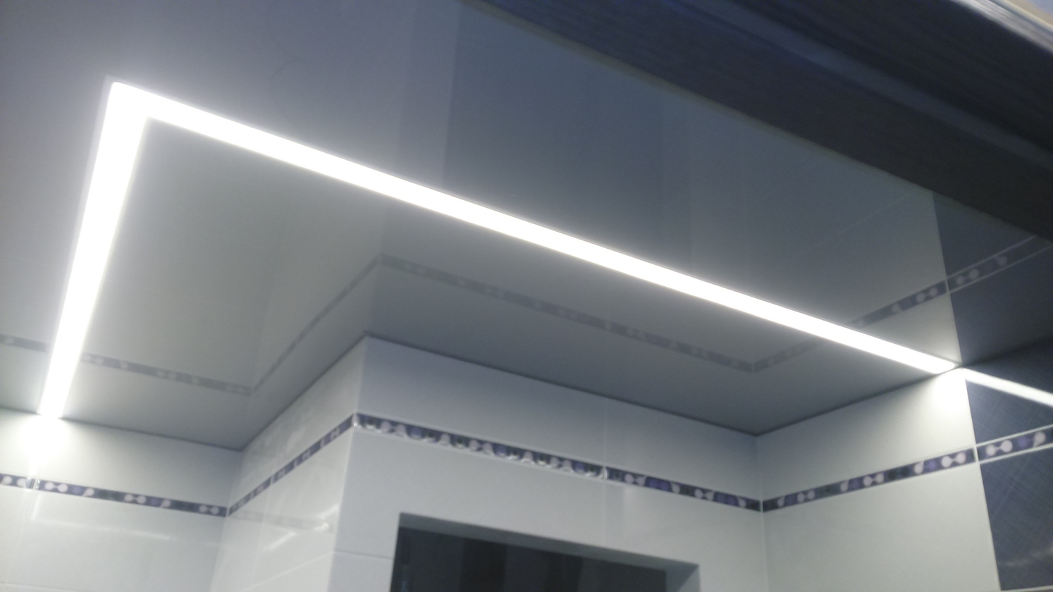 Натяжной потолок с световыми линиями в ванную